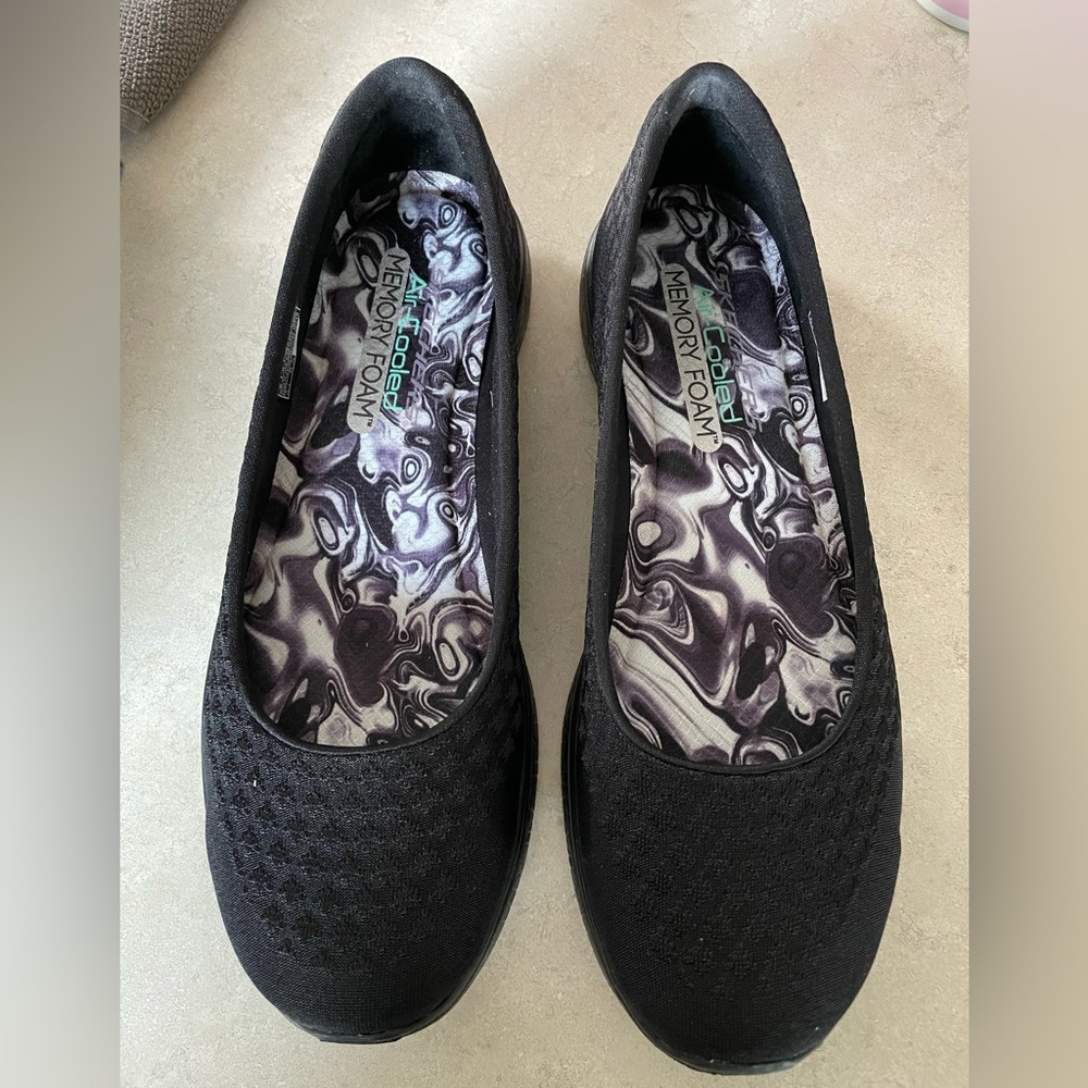 Skechers womens microburst slip on flats  NEW IN BOX